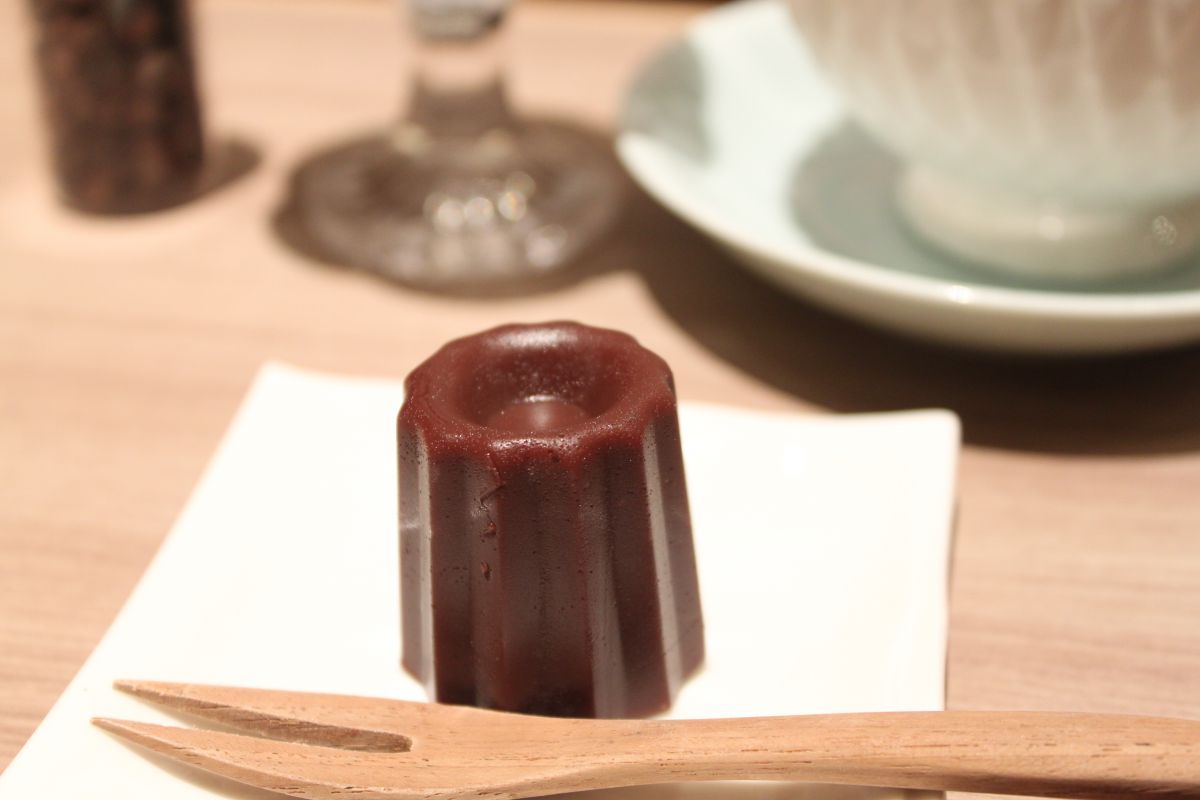 カヌレ羊羹 ショコラ　300円（羊羹のみは400円／季節のお茶とセット1050円）