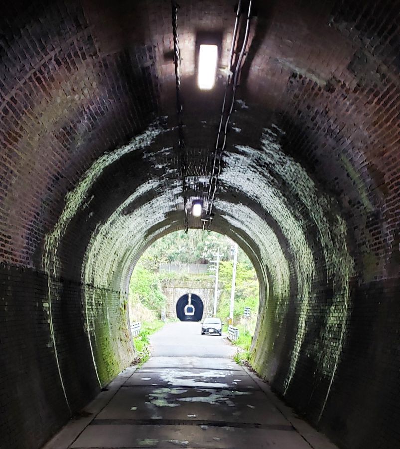2つのトンネルが直線に並ぶ、曲谷トンネルからの光景
