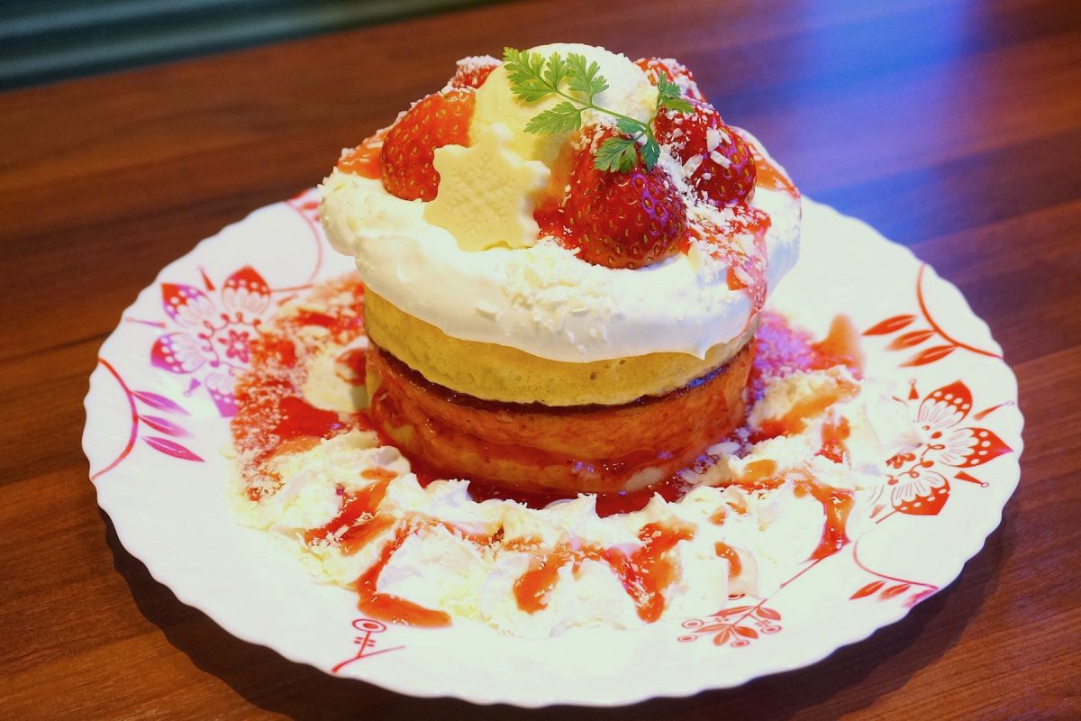 「雪降るホワイト・クリスマスホットケーキ」（税別1480円）