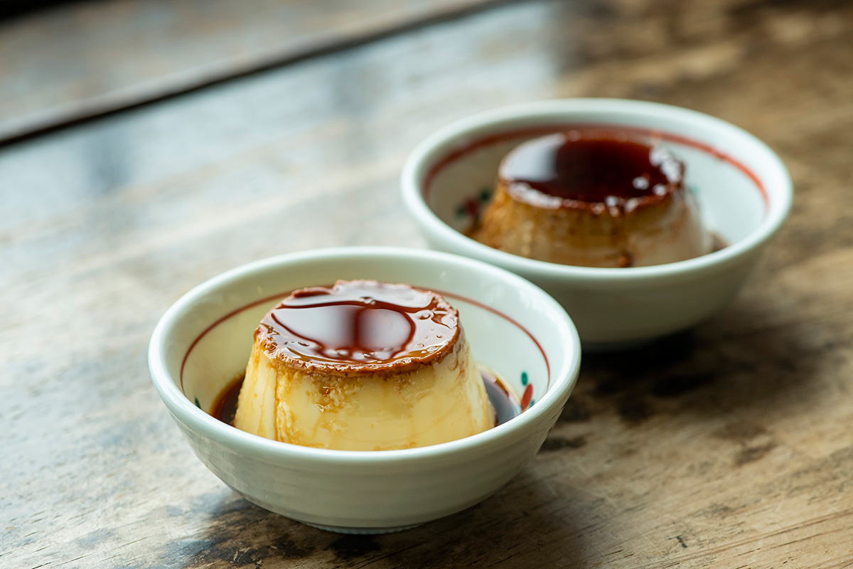 地獄蒸しプリン（左：カスタード・右：コーヒー、共に店内飲食330円）