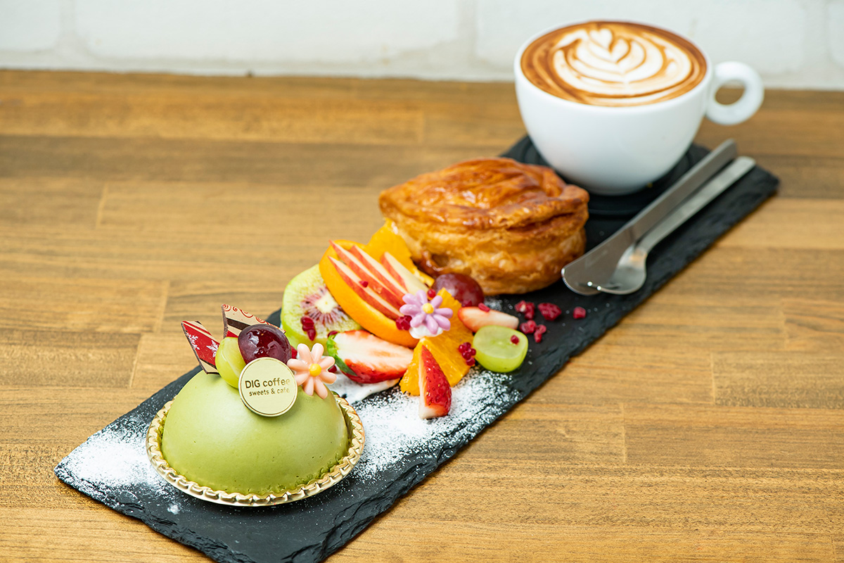 ケーキセット1228円（左からピスタチオショコラ、フルーツ盛り合わせ、アップルパイ、カフェラテ） ※組み合わせにより価格は変わります