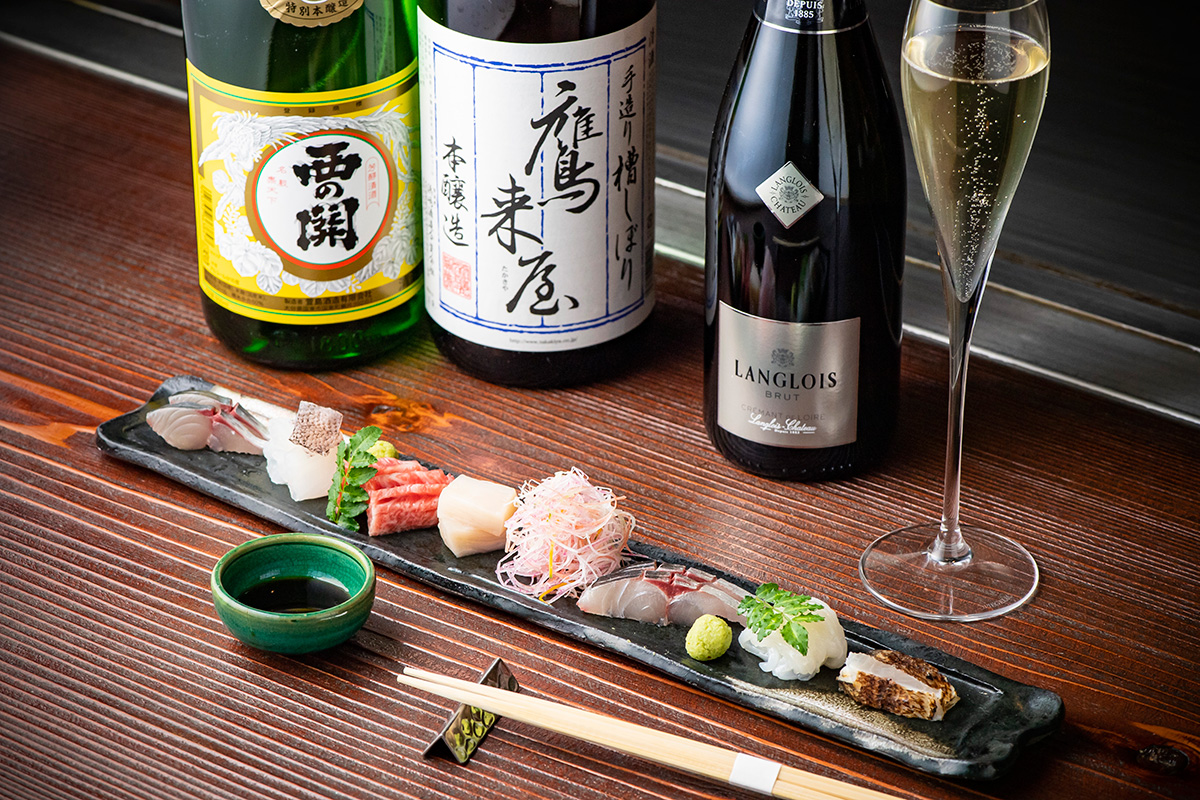 見事な包丁さばきを見られるカウンターは特等席。刺身盛り合わせ1800円〜（写真は2300円）