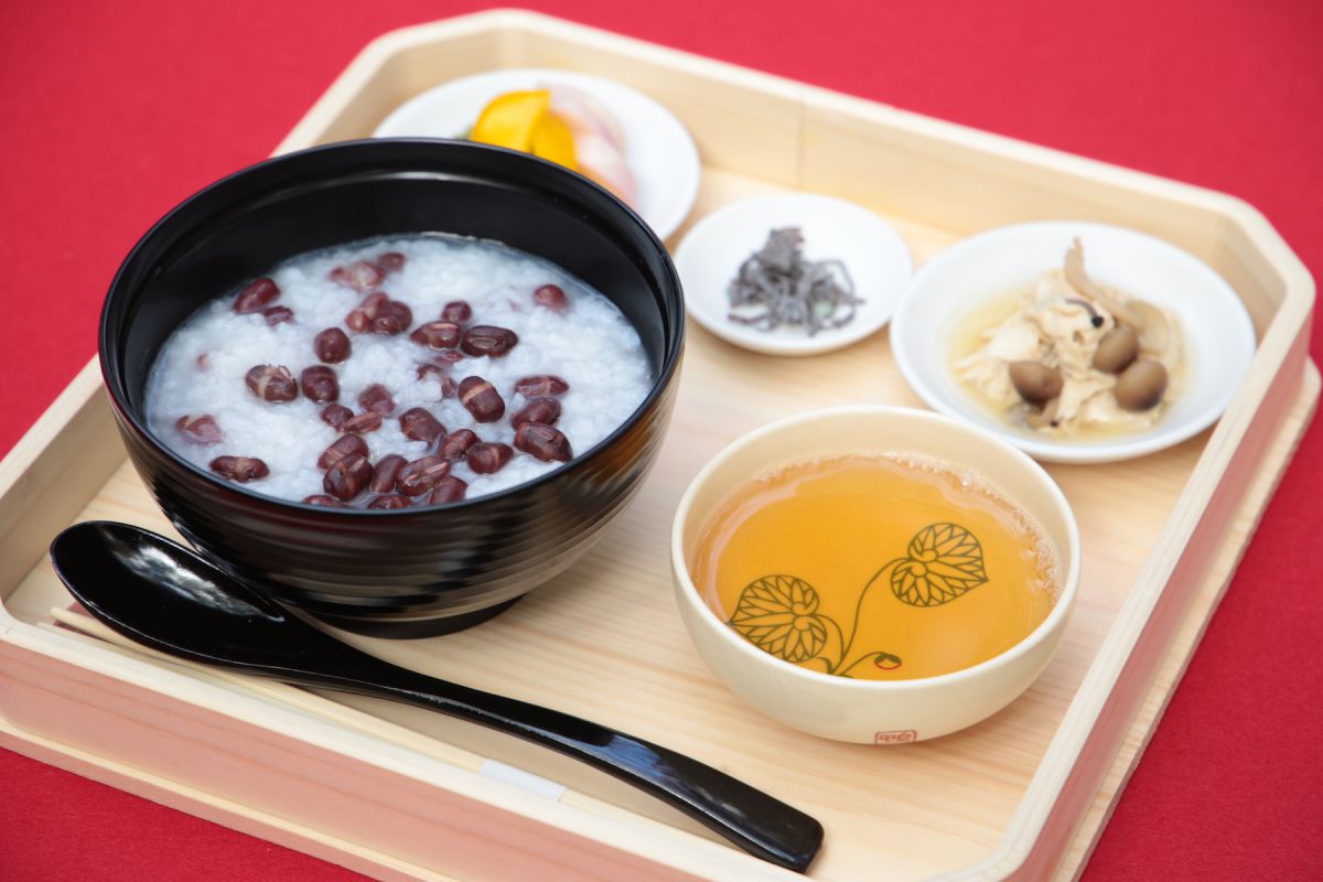 鴨社のお粥 850円 香の物、湯葉、ほうじ茶付き（例年10月〜5月頃の販売ですが、祭事などの都合で販売のない日があります）