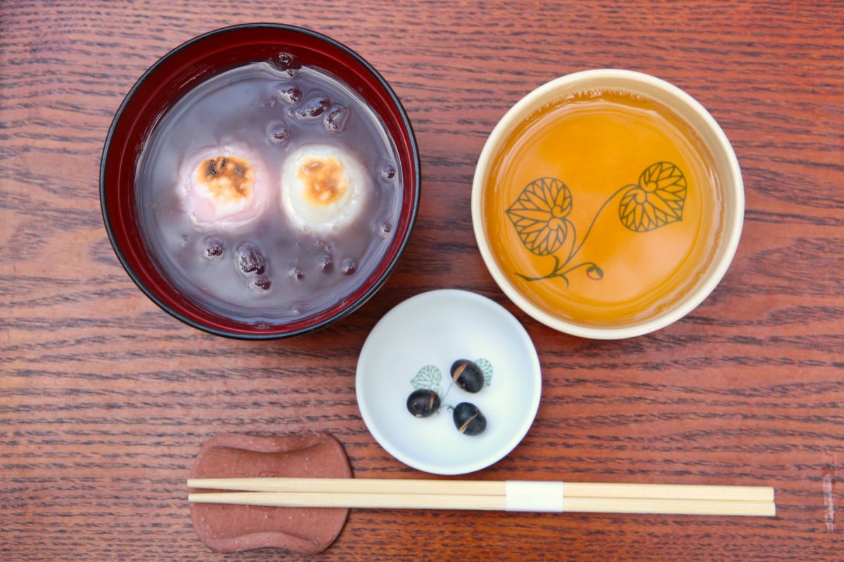 良縁ぜんざい ほうじ茶付き 800円（小皿は、手いり焙煎 丹波黒（塩））