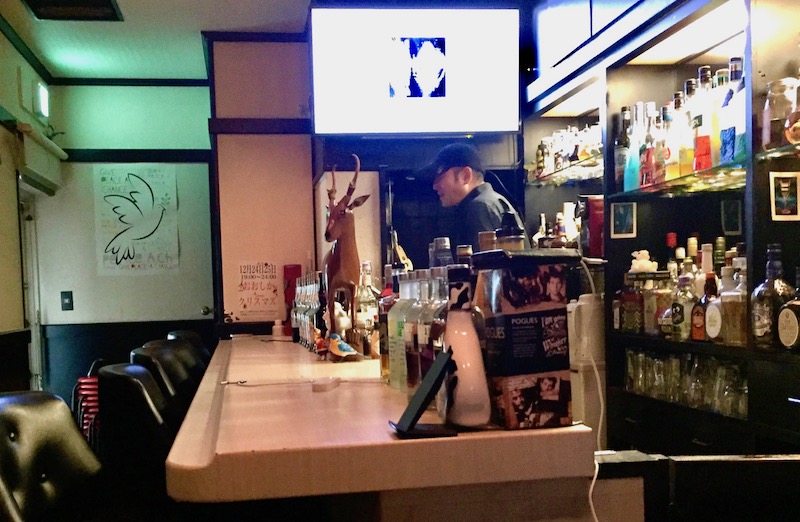 カウンターの奥に見えるのがマスター