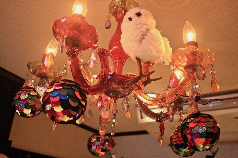 レトロなシャンデリアに鎮守する守り神のようなフクロウ