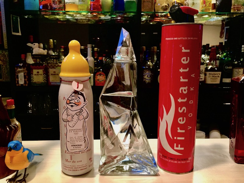 変わった形の酒瓶を並べてもらいました。ちょっと危なっかしい哺乳瓶のボトルや、近代建築のようなボトル、そして消化器モチーフまで……！