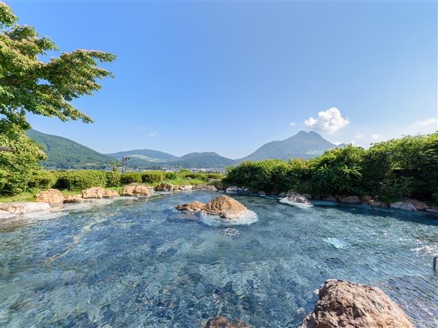 女性専用空海の湯は由布岳を借景とし、約150畳の広さ