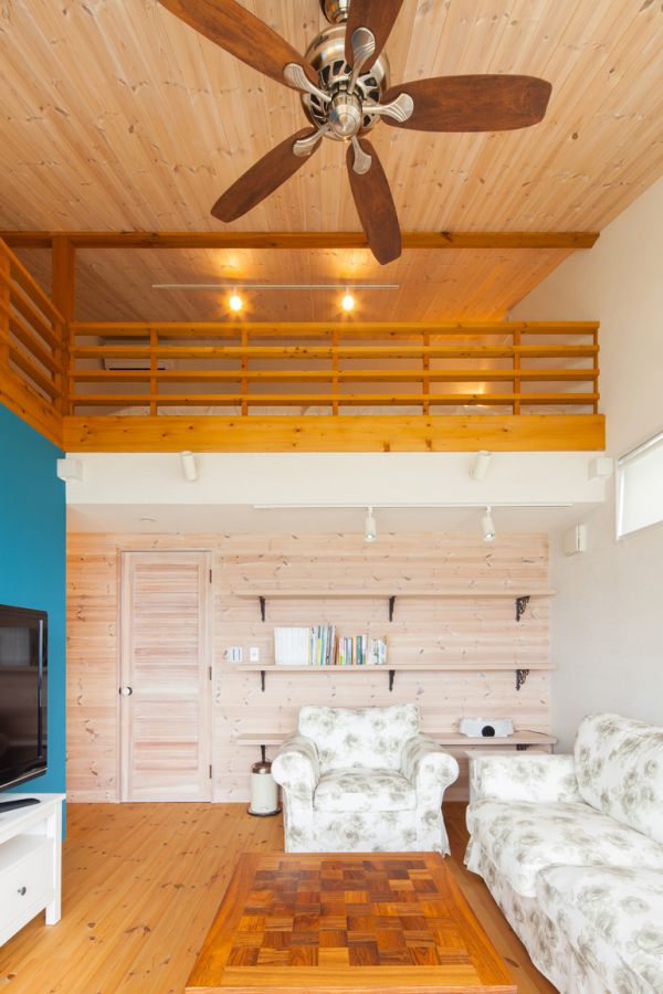 セイリングファンがある2Fのリビングスペースはハワイのコンドミニアムそのもの!/STAYCATION