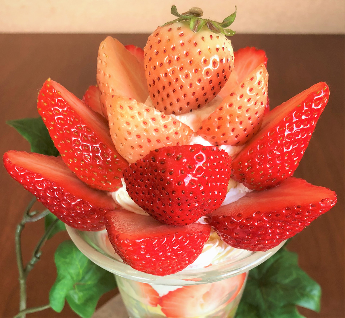 3種のいちごのパフェ（1800円前後、いちごのパフェは1200～1500円予定）