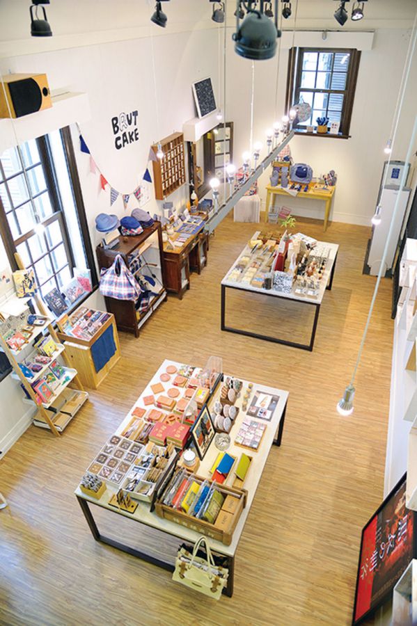 ゆとりのある空間に雑貨が並びます