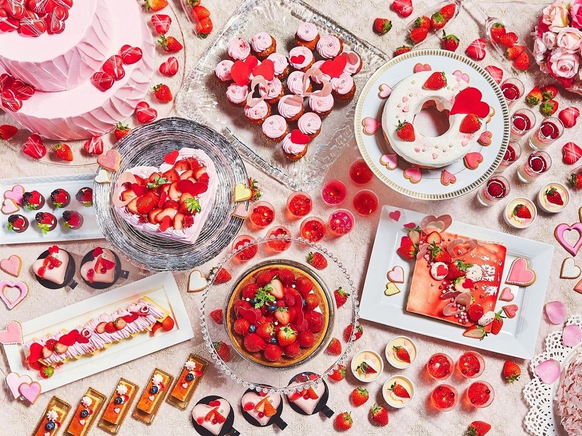 フォトスポットも満載！ハートが散りばめられた『恋するいちごのデザートブッフェ』開催