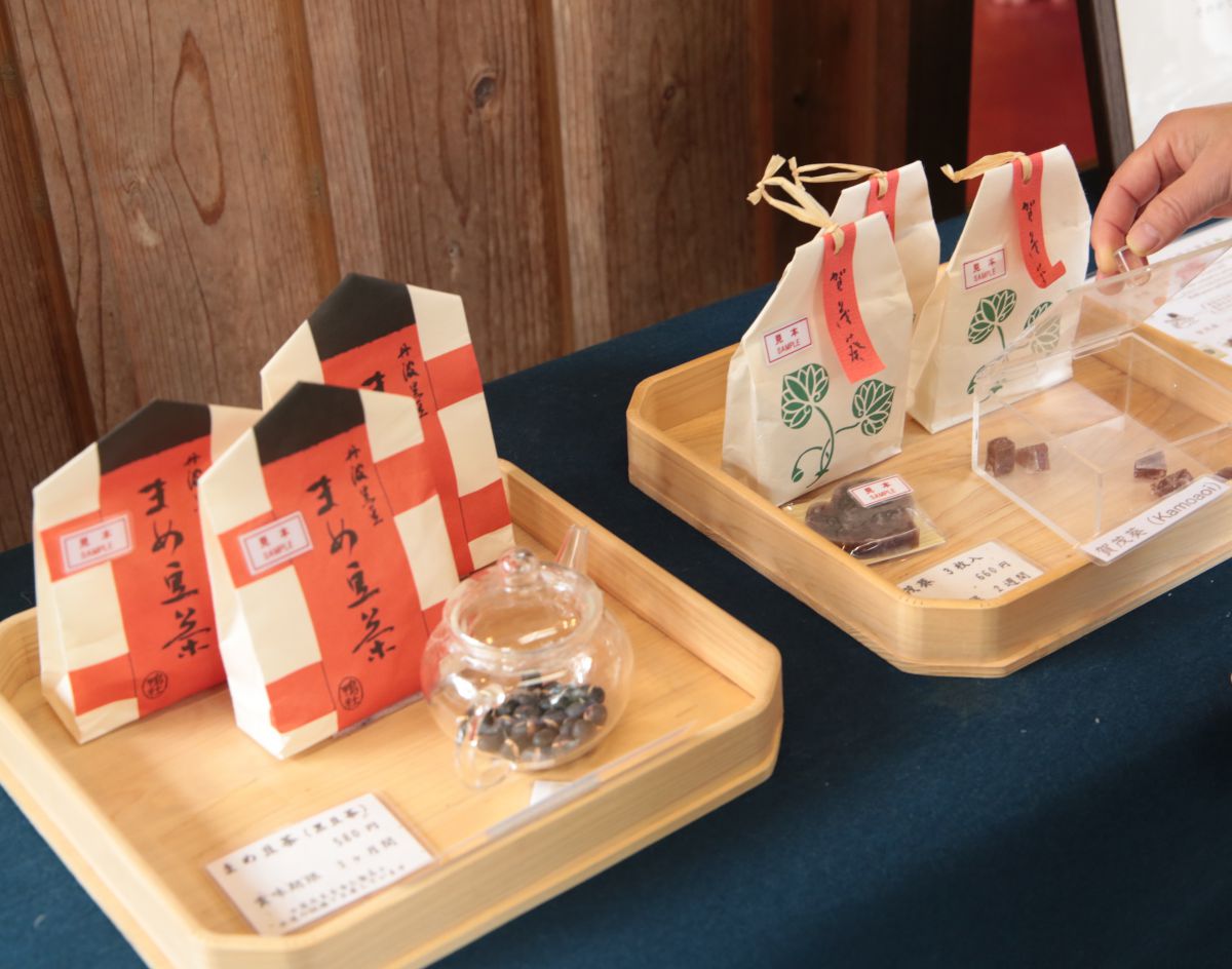 手いり焙煎 丹波黒（塩） 700円 （賞味期限45日）、賀茂葵 3枚入り 660円（賞味期限 2週間）