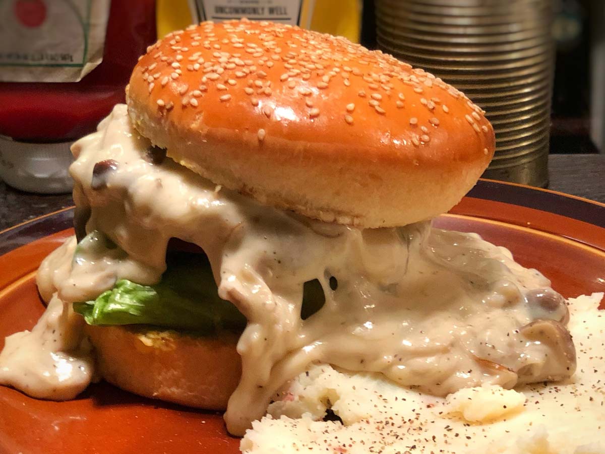 キノコチーズソースバーガー（1490円税別）