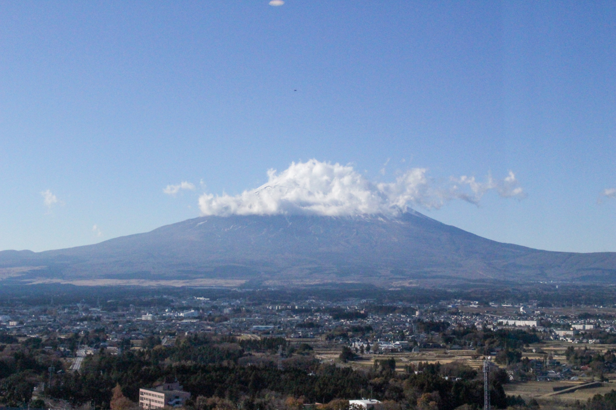 もうすぐ雪が降って真っ白になる富士山