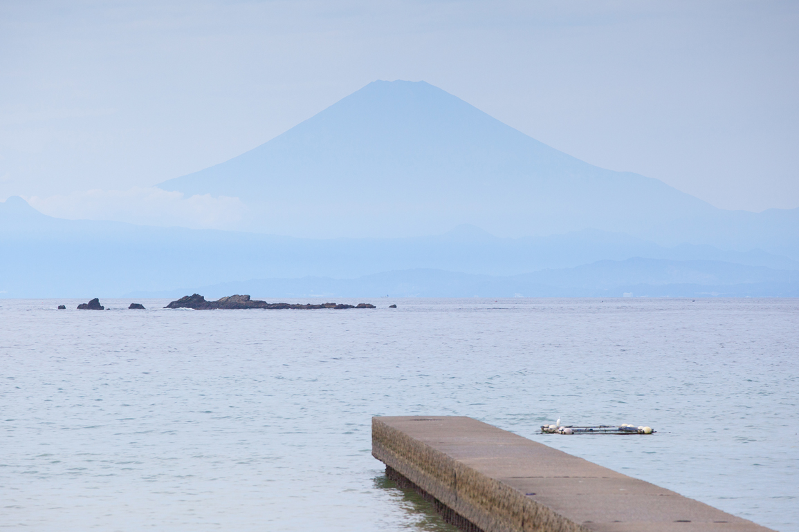 真正面に富士山を眺める湘南でも稀有の海辺の家/STAYCATION
