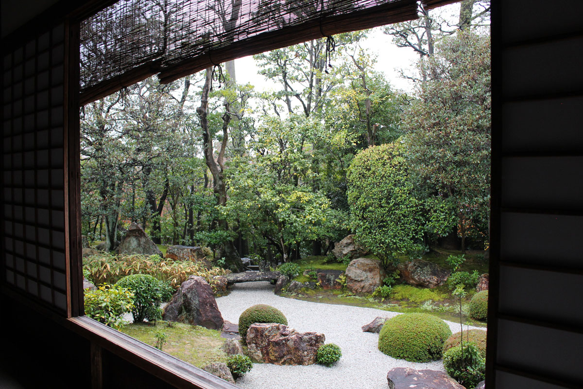 障子を額縁に見立て元信の庭を方丈から見学（通常、方丈は非公開）