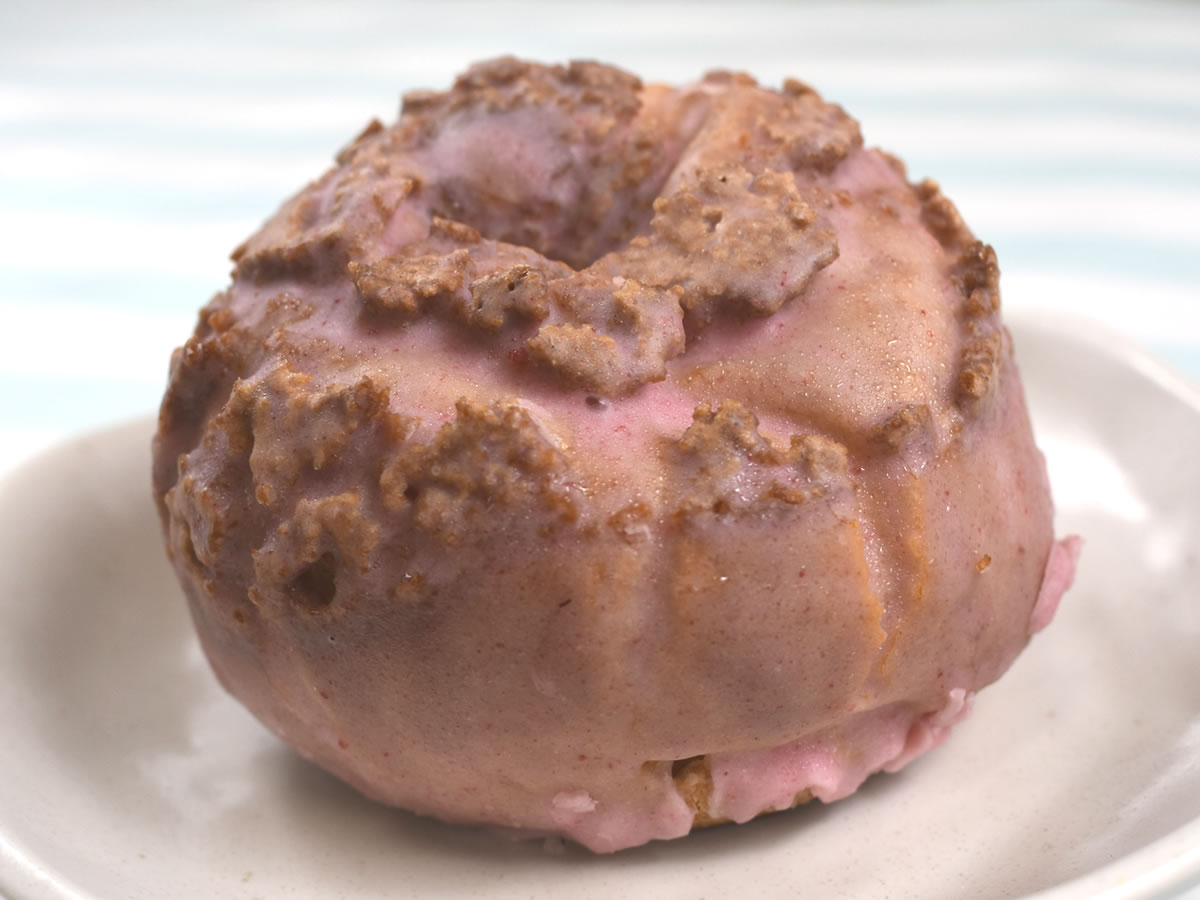 ザックリ感がやみつきに！？ ファミマの「いちごクッキーシュー」