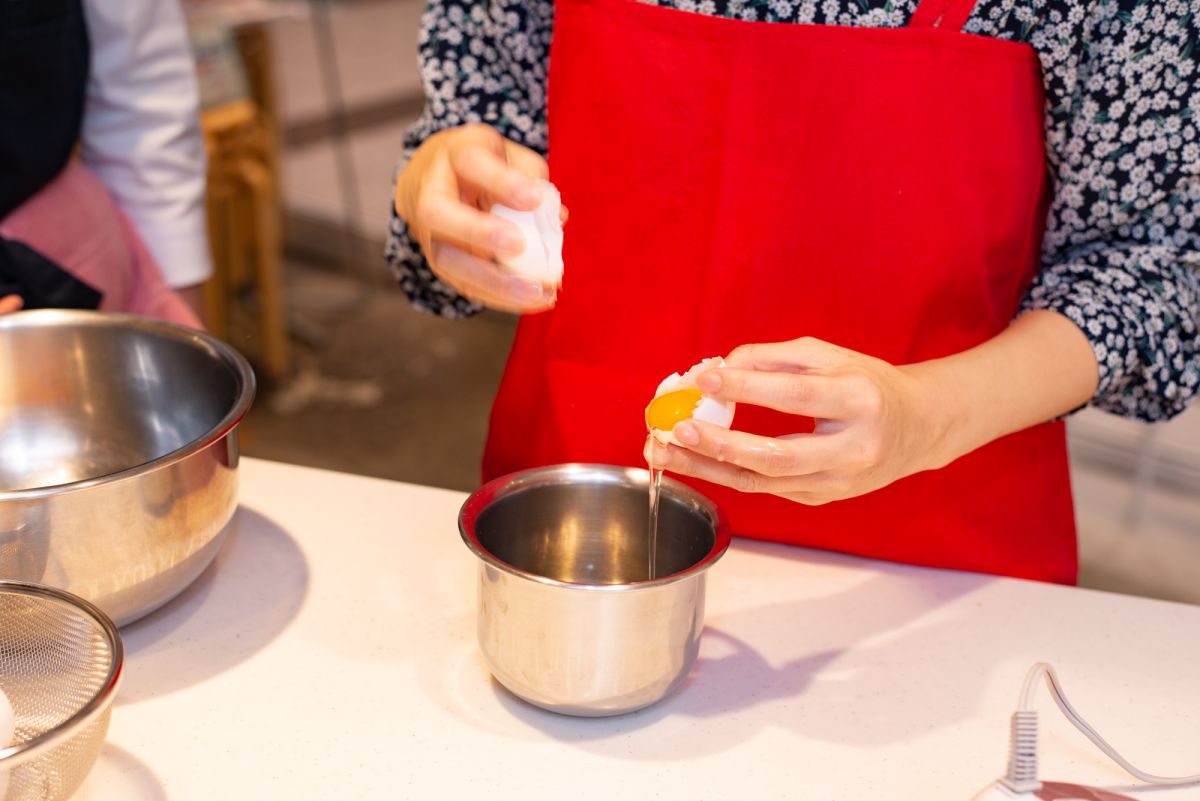 卵黄はブラウニーの材料に、卵白はメレンゲの材料となる