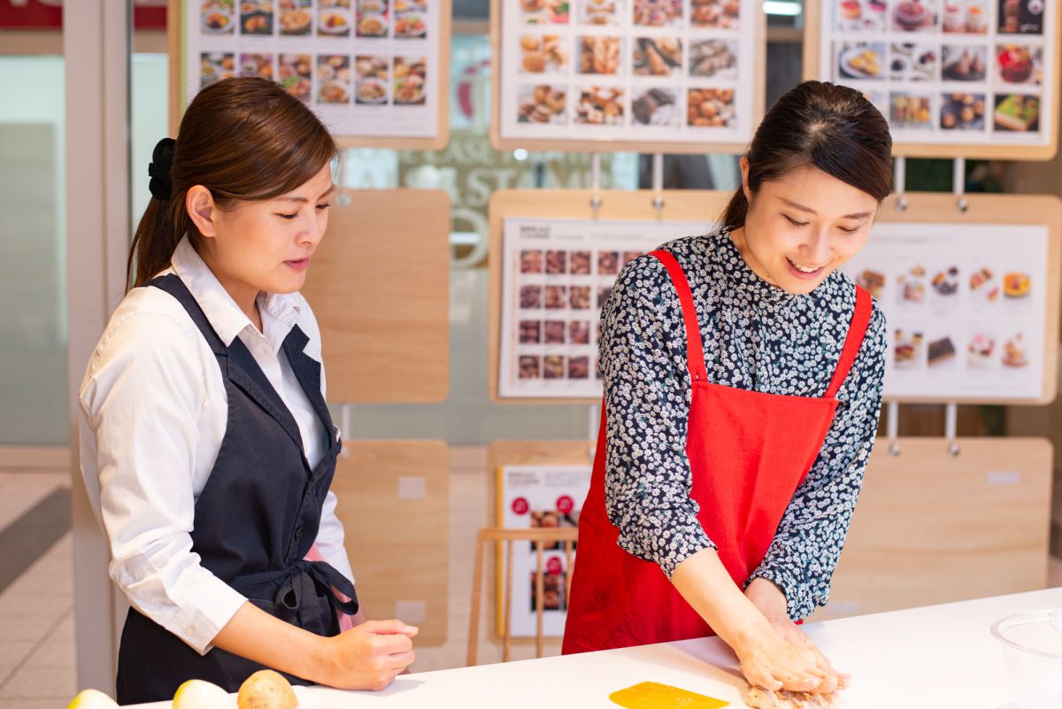 焼き上がったパンを想像し、思わず笑顔になる編集部員みさりー