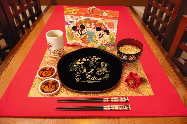 お盆1300円、お箸セット2300円、小皿セット1800円、湯のみ1300円、お椀950円、ミニうどん（6食入り）900円