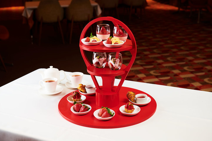 アフターヌーンティにはロイヤルガーデンカフェ青山のデニスシェフ考案のオリジナルスイーツ、いちごさんのパンナコッタ、いちごさんのクレープ、いちごさんのタルト、クロワッサンいちごさんソース、いちごさんのロマノフといちごさんがラインナップ