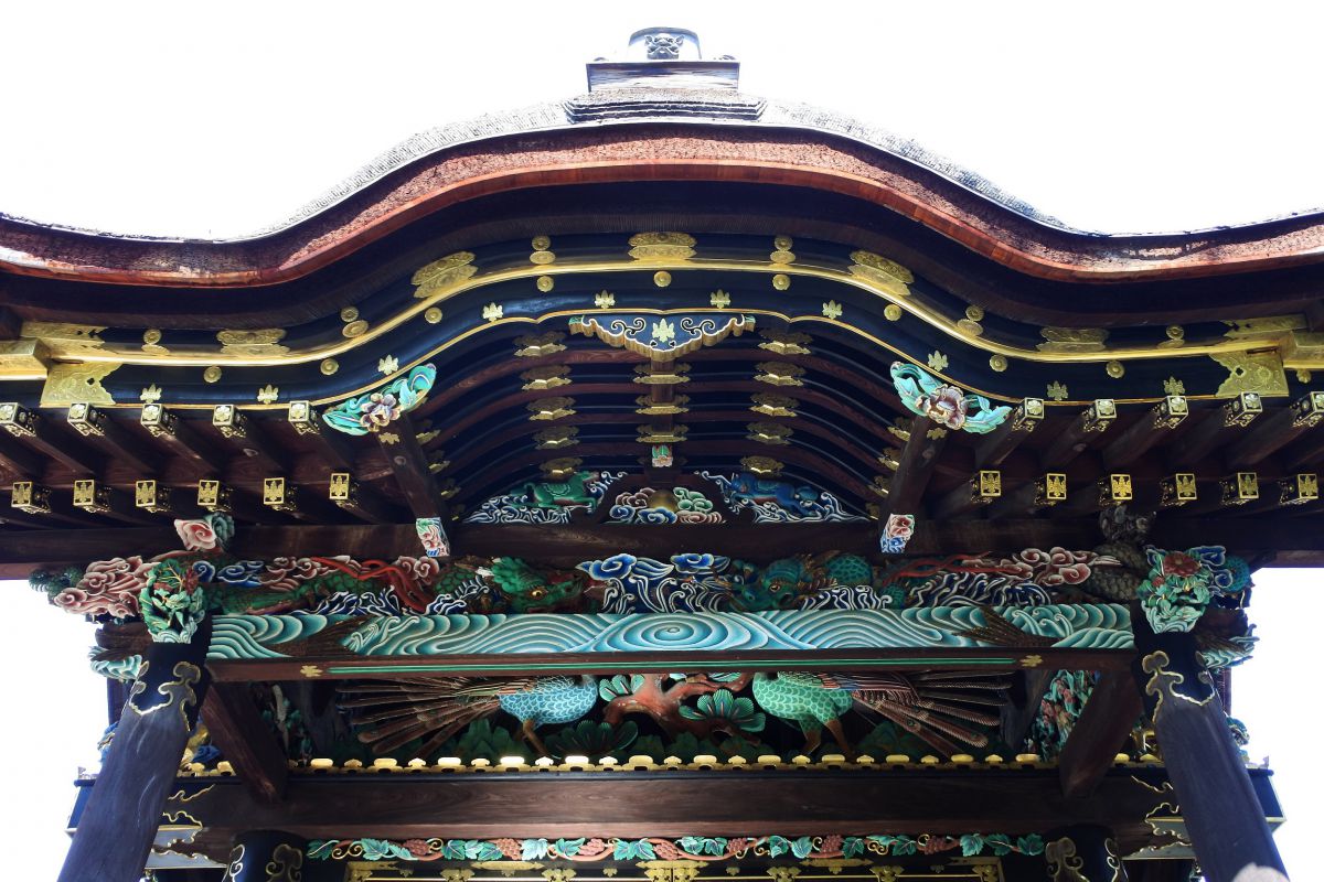 あまりの豪華な彫刻に、日が暮れるのも忘れるほど見とれてしまうことから「日暮門」とも呼ばれる国宝の唐門