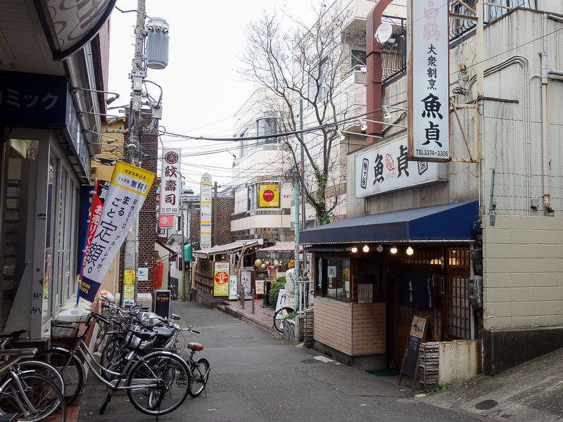 活気のある路地にある聖地