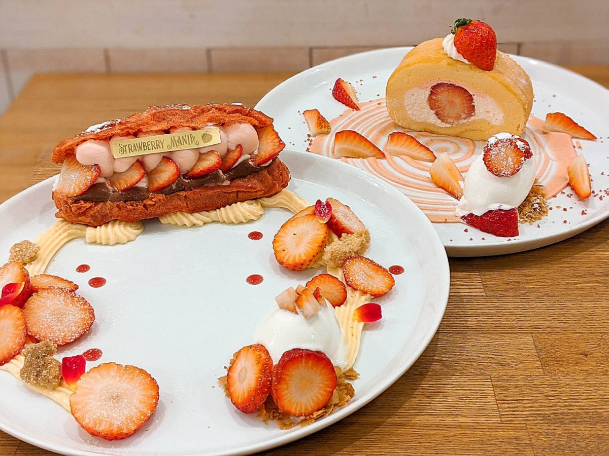 ケーキプレート：手前「赤い苺のエクレア」 1012円／奥「苺のふわふわ感動ロール」 913円（いずれもドリンクセットは+350円）