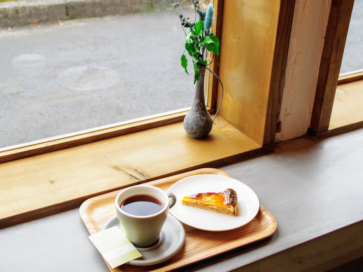 ドリップコーヒー（460円・税込み）タルトポワール（420円・税込み）