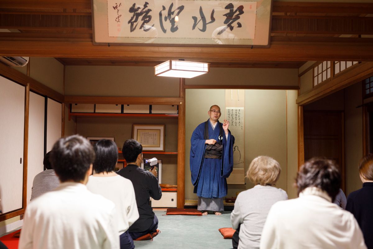 副住職のご説明を受けてます