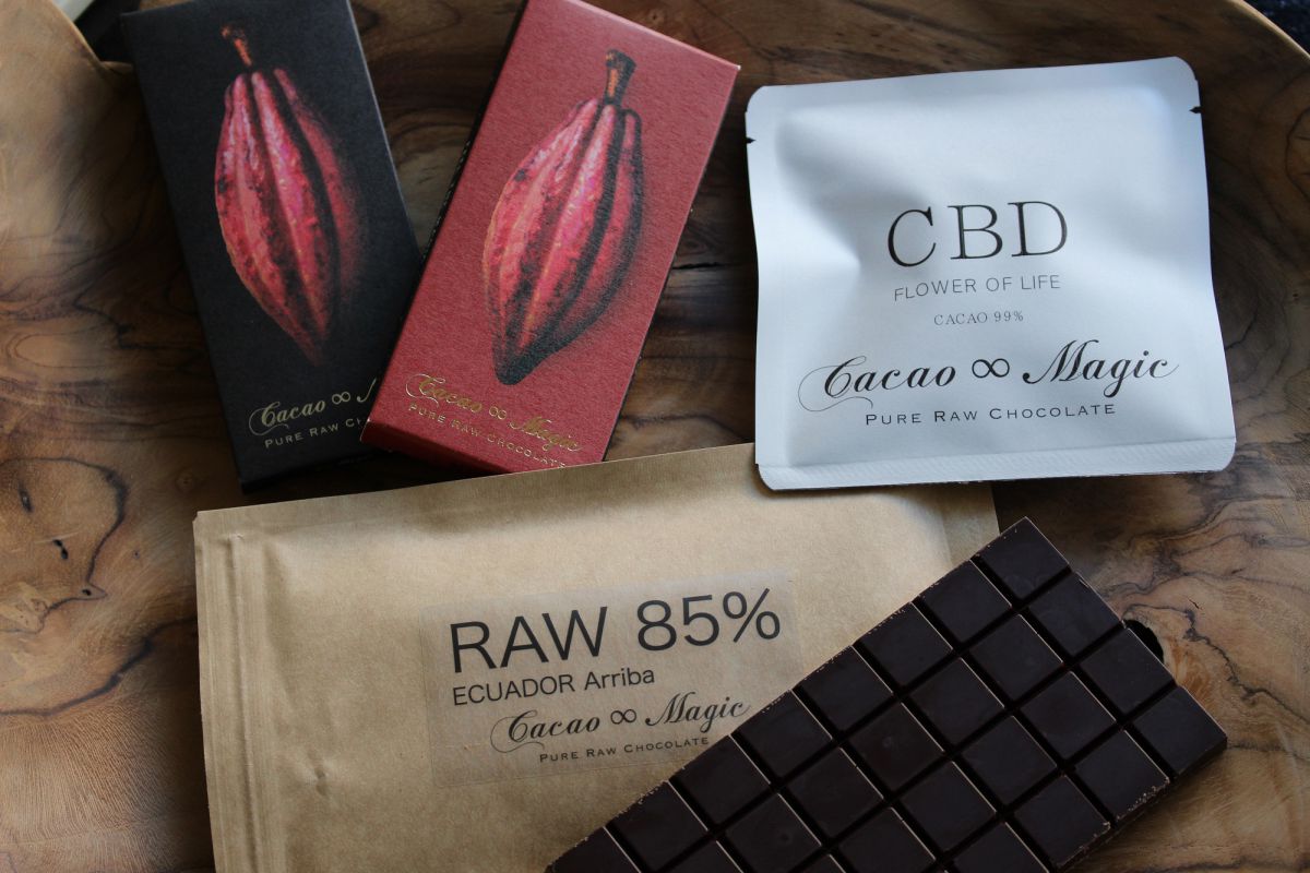 手前から時計回りに　RAW 85% Ecuador Arriba、Magic「Spirit/精霊」麻炭ブラック、Magic「Bliss/幸せ物質」スイート・ミルク、CBD×FLOWER OF LIFE ローチョコレート