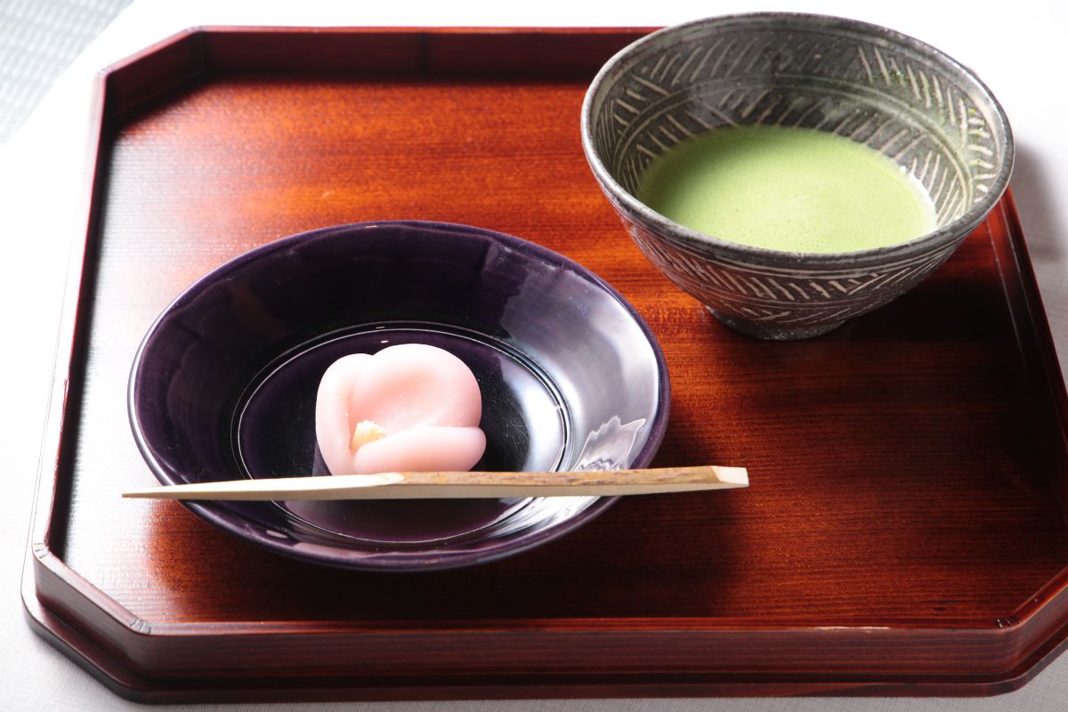 抹茶「雅の院」（西洞院店限定）薄茶（温）と和菓子1200円