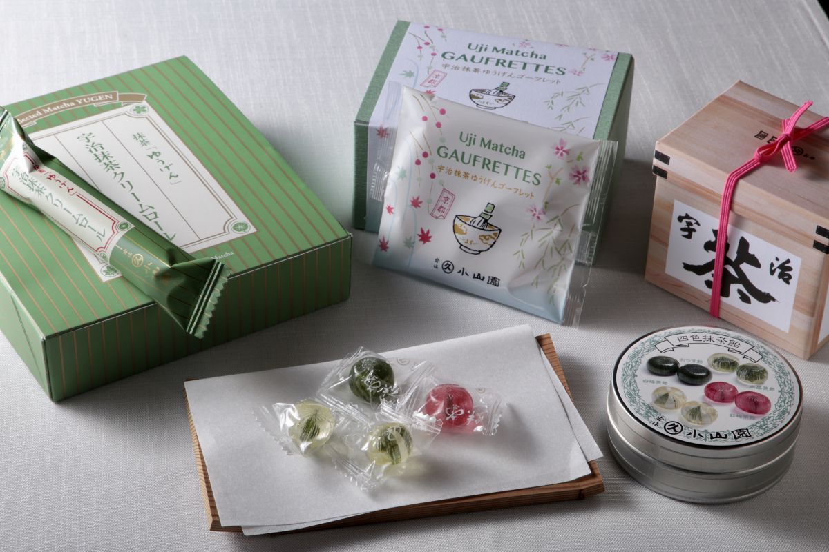 左上から時計回り 抹茶ゆうげん抹茶クリームロール個包装10本入箱972 円、宇治抹茶ゆうげんゴーフレット 7枚入り951円、4色抹茶飴 茶櫃カートン入り378円、4色抹茶飴8粒缶入り324円