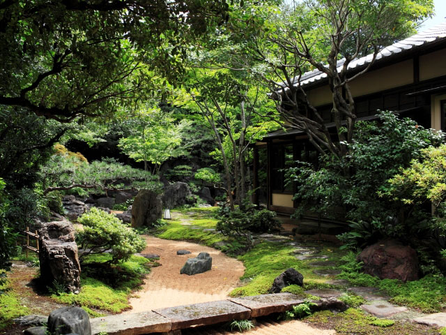 枯山水の日本庭園がいい雰囲気