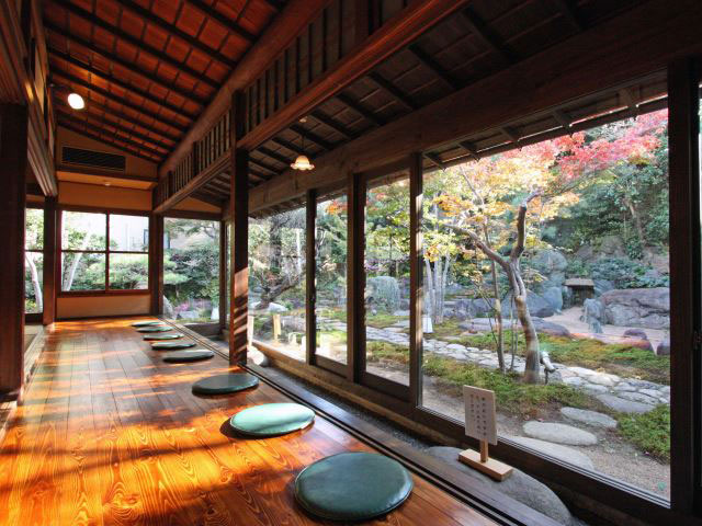 庭園を見ながらゆっくりできる食事処