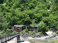 吊り橋を渡った先にある一軒家で日帰り入浴が可能