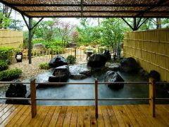 日本庭園に囲まれた露天風呂もある