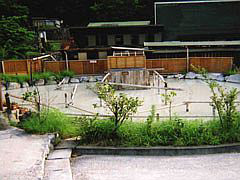 屋外鉱泥大浴場(混浴)は、屋内の泥湯より湯がやわらかい