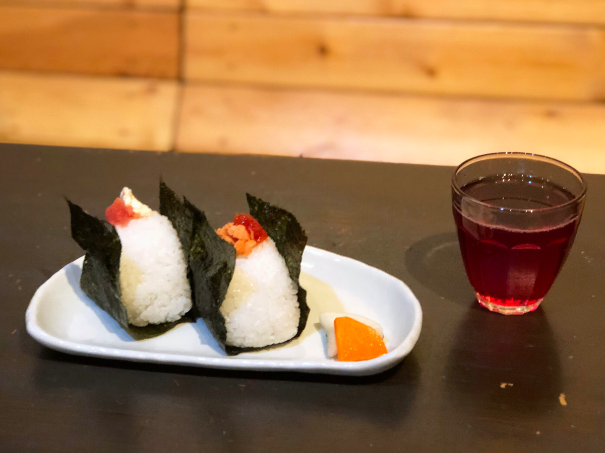 B set　おにぎり 2個＋朝におすすめドリンクの中から１つ（クランベリージュース）