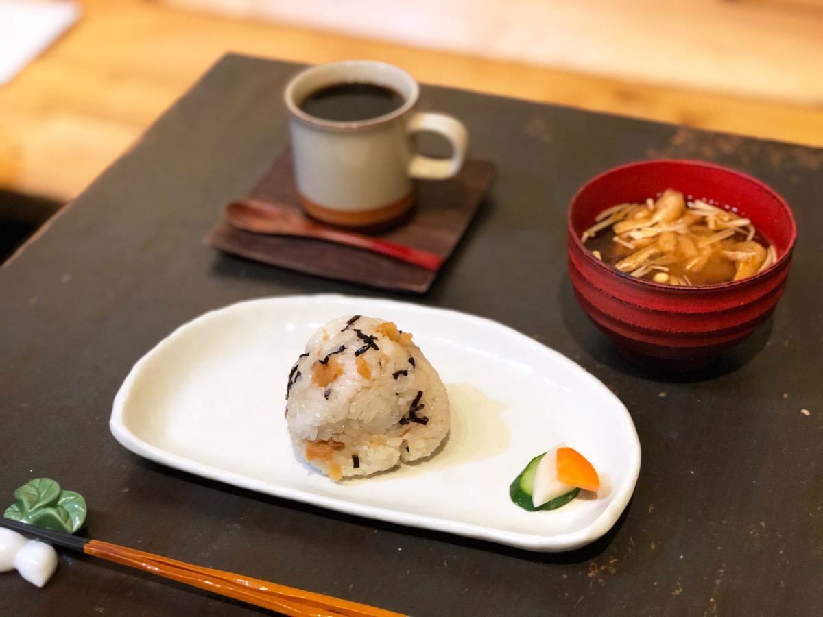 C set　おにぎり 1個＋お味噌汁＋朝におすすめドリンクの中から１つ（コーヒー）