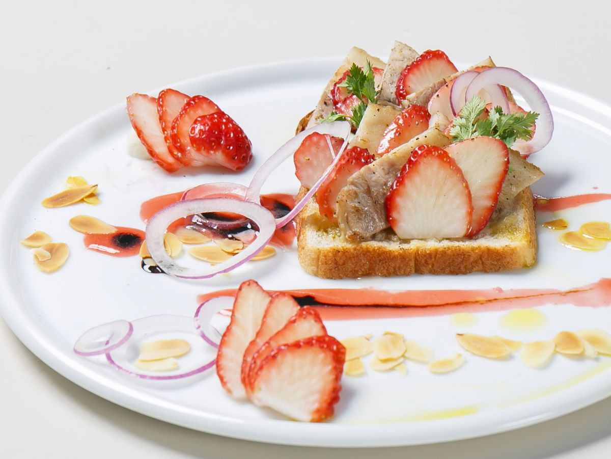 豚バラ肉とさがほのかのスモーブロー 910円（税別）