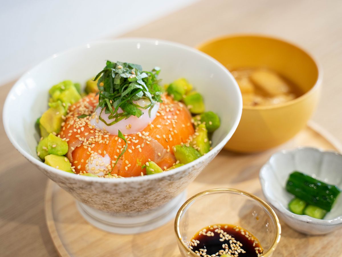 サーモンアボカド丼〜温玉のせ〜（わさび有 or 無）900円（税別）※ドリンク付き