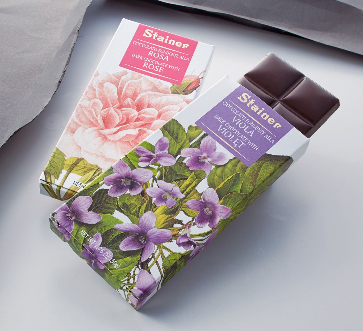 「スタイナー」（左）バラ入りチョコタブレット（右）スミレ入りチョコタブレット　各１枚　各1100円※日本初登場