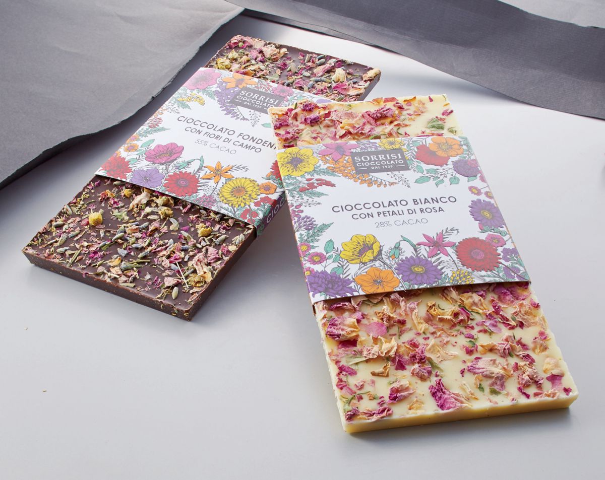 ボエッラ＆ソッリージ（左）ワイルドフラワー入りダークチョコバー（右）バラ入りホワイトチョコバー　各１枚　各1300円