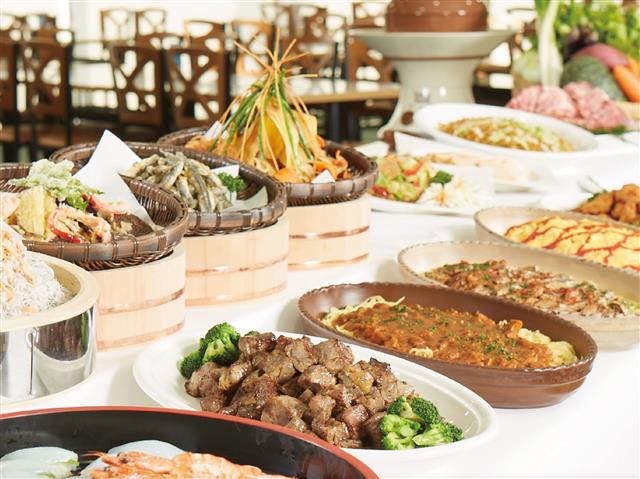 レストラン「パノラマダイニング」では伊豆の旬彩バイキングが楽しめる