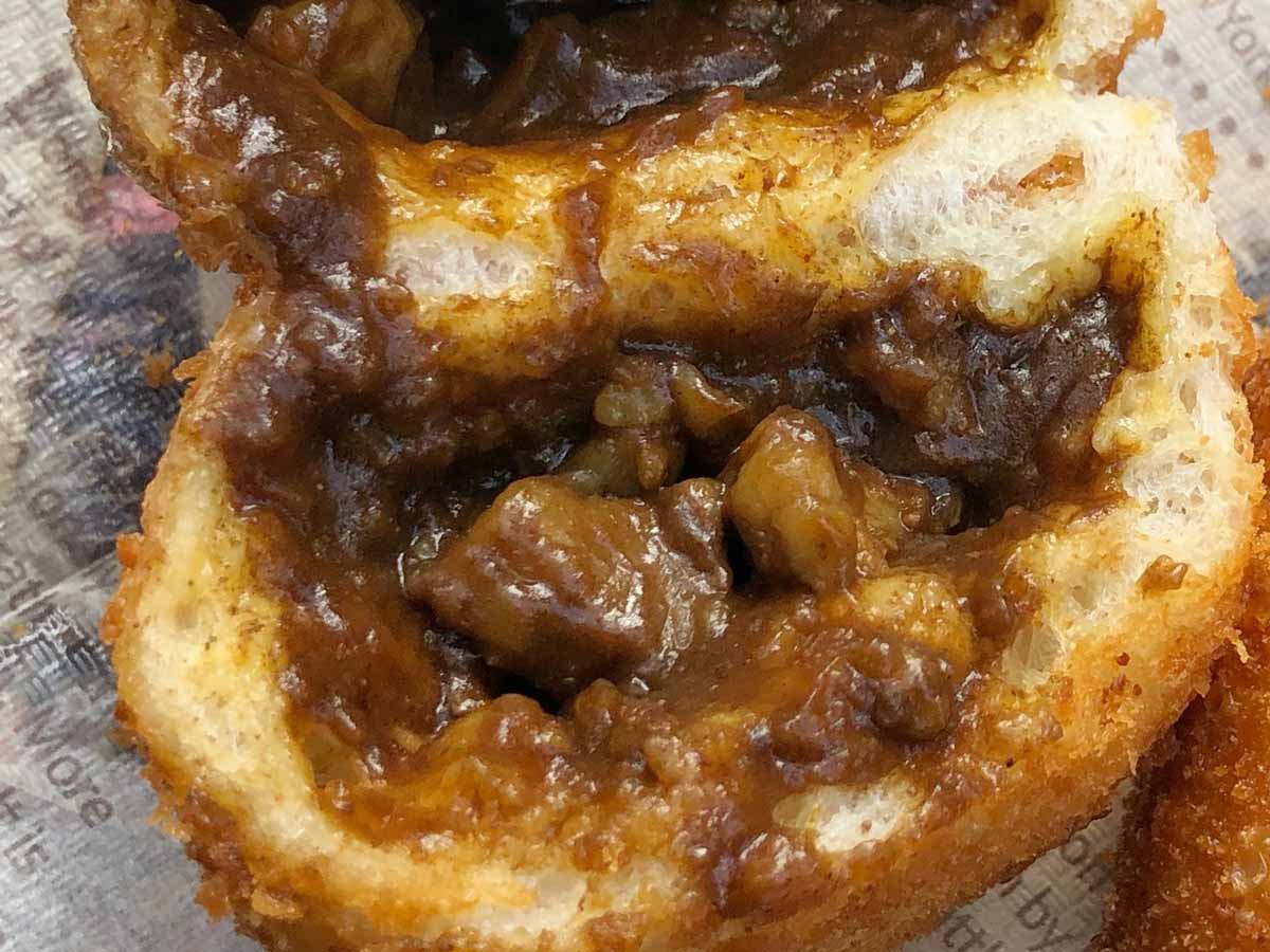 熱々のカレー、やけどにご注意を