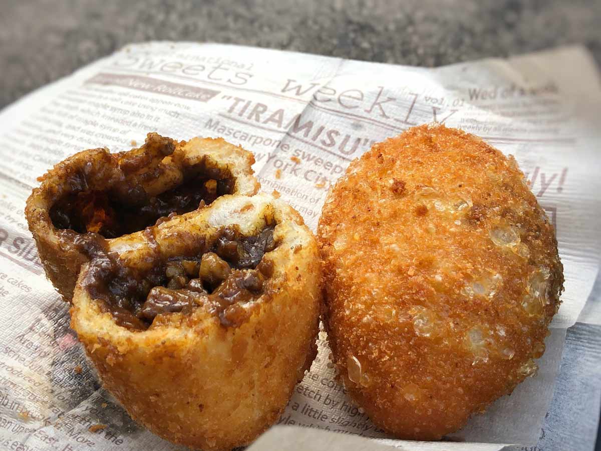 浅草みやげの新定番!?トロトロ&もっちもちで熱々の大人気カレーパンは行列必至