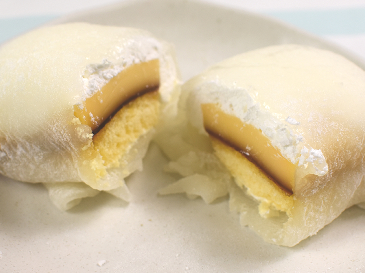 ローソンが大福みたいなプリンを開発!?　おもちの生地がもっちりな「おもちでくるんプリンケーキ」