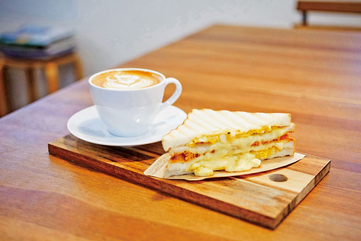 ホットサンドのエッグ＆チーズ300円